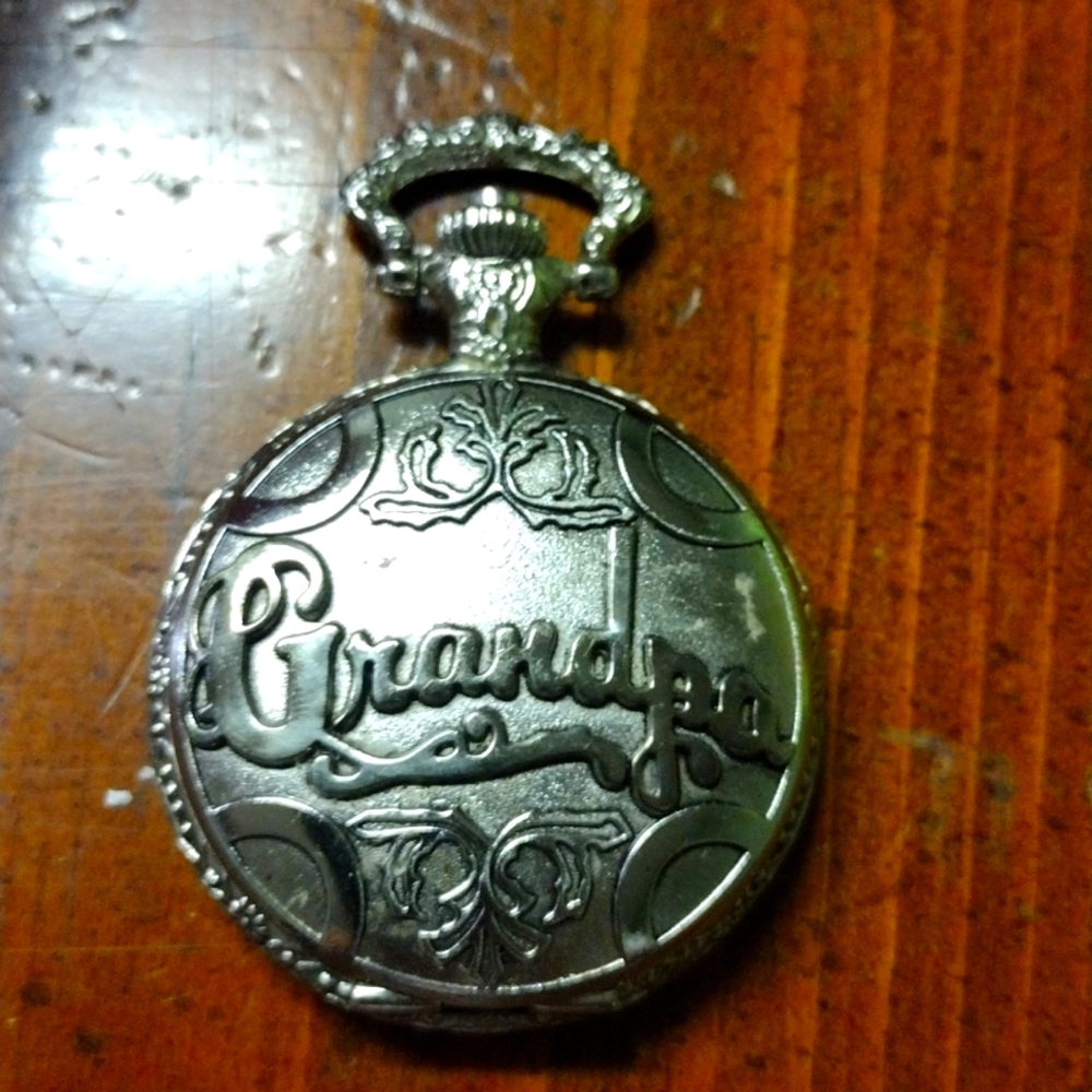 Antique Quartz Mens Pocket Watch with Chain Box P23￼￼￼￼DescriptionSilver Grandpa